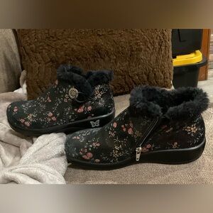 Alegria: Women “Meri Sweetie Pie” black floral ankle booties zipper on side.